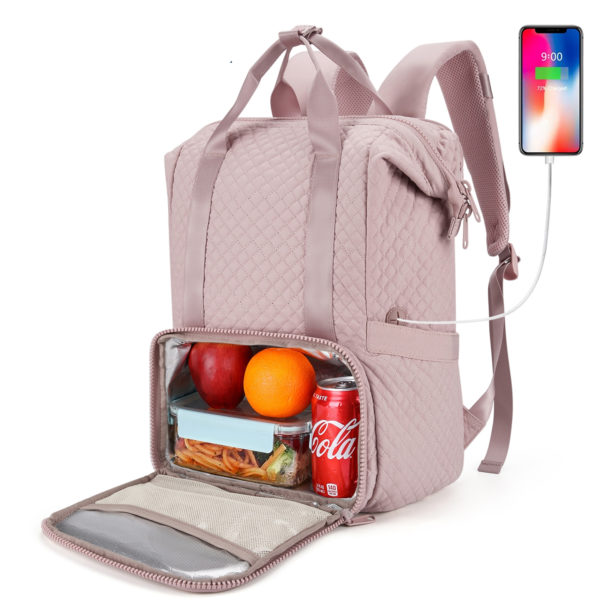 Sac à dos rose à compartiment réfrigéré ouvert avec une canette de coca, une orange, une pomme et des tuperwares. Un fil connecté sort du sac est branché à un smartphone. Sac à dos rose.