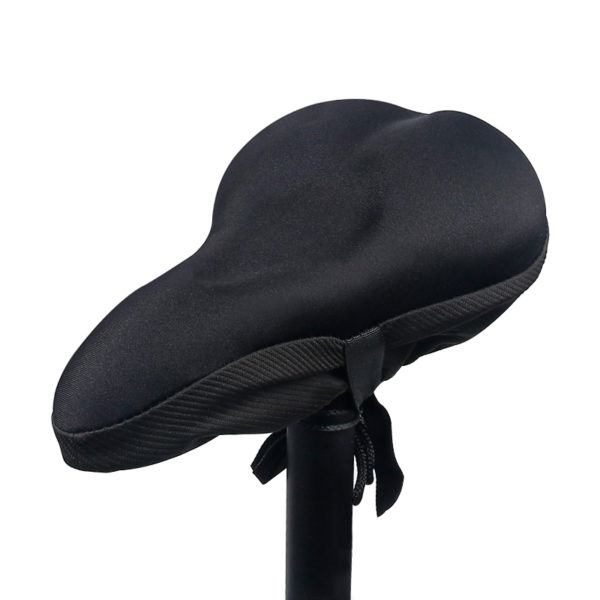couvre selle noir ergonomique positionné sur une selle de vélo, fond blanc.