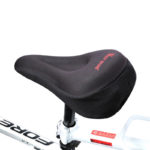 Couvre selle en gel noir avec écriture rouge sur l'arrière, positionné sur un vélo. fond blanc.