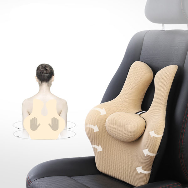 Coussin beige ergonomique sur un siège de voiture noir. A gauche se trouve un dessin de femme de dos avec des mains dessinées sur son dos