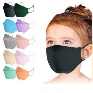 Visage d'une fillette portant un masque FFP2 noir sur fond blanc. A droite de l'image, 10 masques colorés alignés.