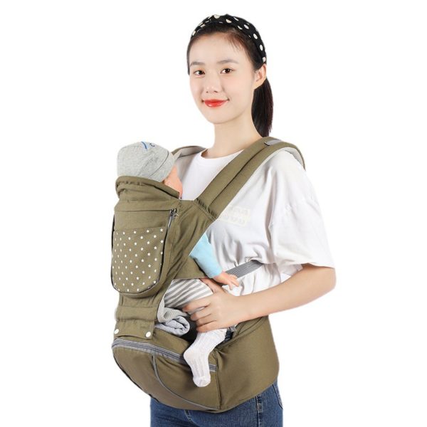 Porte bébé kaki multifonctionnel avec bébé de dos et maman qui sourit de face.