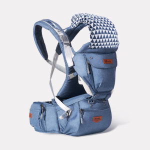Porte bébé couleur bleu jean avec bretelles rembourrées et protection à carreaux en tissu pour la tête de bébé.