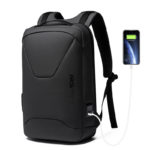 Grand sac à dos noir étanche avec sortie câble usb et smartphone branché.