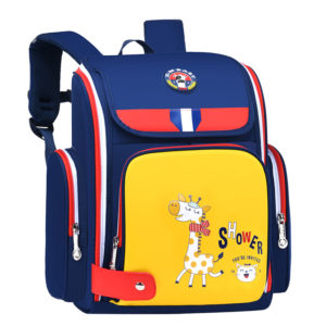 Cartable ergonomique pour enfant bleu marine, détails rouges et poche jaune avec une girafe.