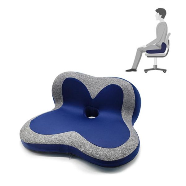 Coussin en forme de L gris et bleu avec un trou au milieu. Derrière se trouve un logo avec une personne assise sur une chaise de bureau roulante de profil