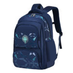 Sac à dos bleu marine avec logo bleu ciel rond au centre du sac. Grande poche à l'avant avec zip.