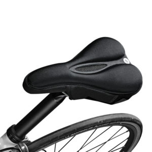 Couvre selle noir avec filet au centre positionné sur un vélo, fond blanc.