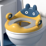 Pot pour bébé ergonomique bleu et jaune à deux poignées, deux yeux et deux oreilles.