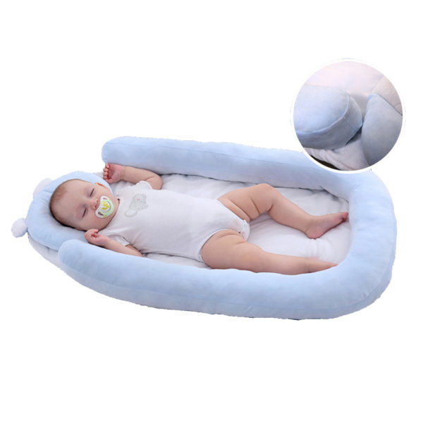 Matelas ergonomique à cale tête et rebords épais bleu. Bébé dort dedans avec tétine et bras en l'air.