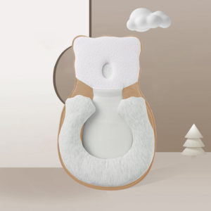 Matelas ergonomique pour bébé à mémoire de forme marron et blanc. Petit nuage blanc sur l'image. Tête à la forme d'ourson.