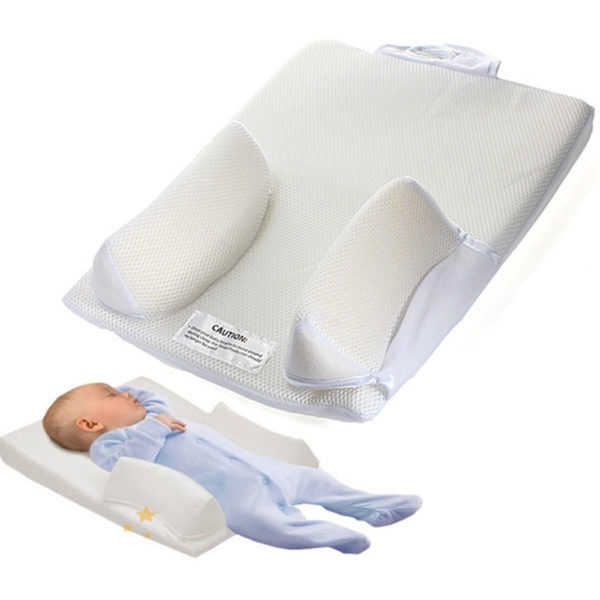 Matelas blanc ergonomique pour bébé à rebords rembourrés. Bébé en body bleu ciel qui dort dans le modèle en dessous.