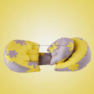 Oreiller ergonomique de grossesse en forme de H jaune à fleurs grises.