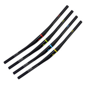 4 guidons de vélo plat et noir avec lignes colorées, rouge, vert, jaune et bleu. Sur fond blanc.