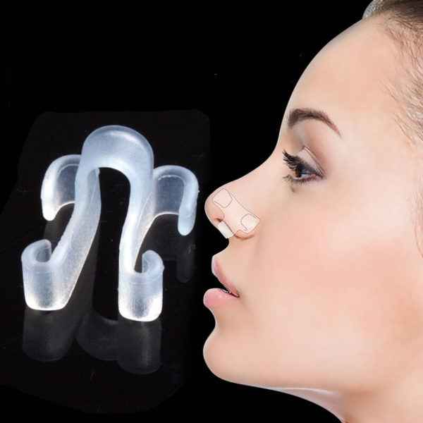 Pince nez en silicone devant un visage féminin de profil portant un pince nez. Le fond est noir.