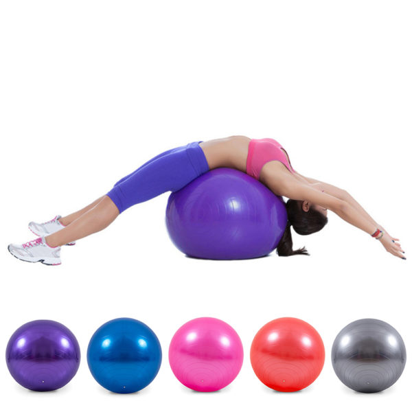 Femme allongée sur un ballon violet sur fond blanc. En bas de l'image, les 5 ballons des différentes couleurs.