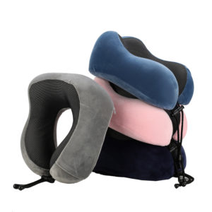 oreiller de cou ergonomique avec mousse à mémoire de forme. quatre oreiller, un gris, un bleu, un rose, un noir