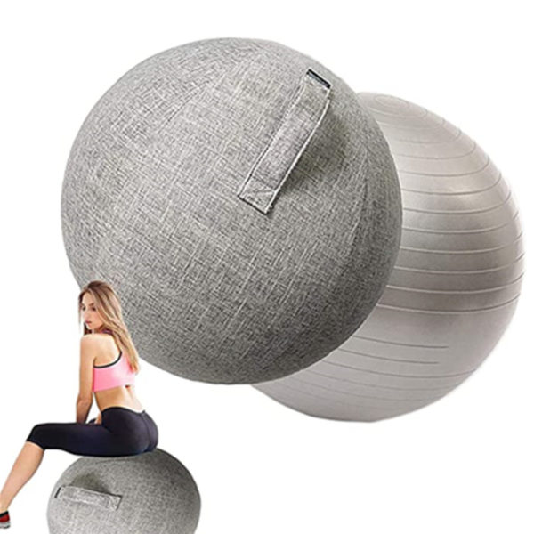 Ballon de yoga gris au second plan. Housse grise devant. En bas de l'image, femme assise sur le ballon.