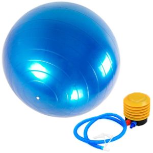 Siège ballon bleu avec sa pompe à main, sur fond blanc.
