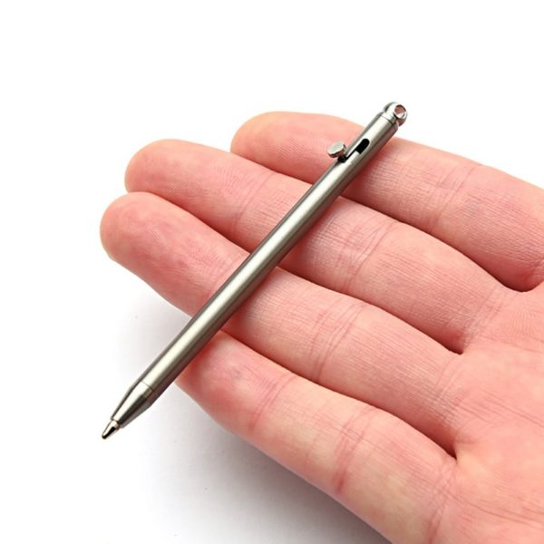 Petit stylo dans une main.