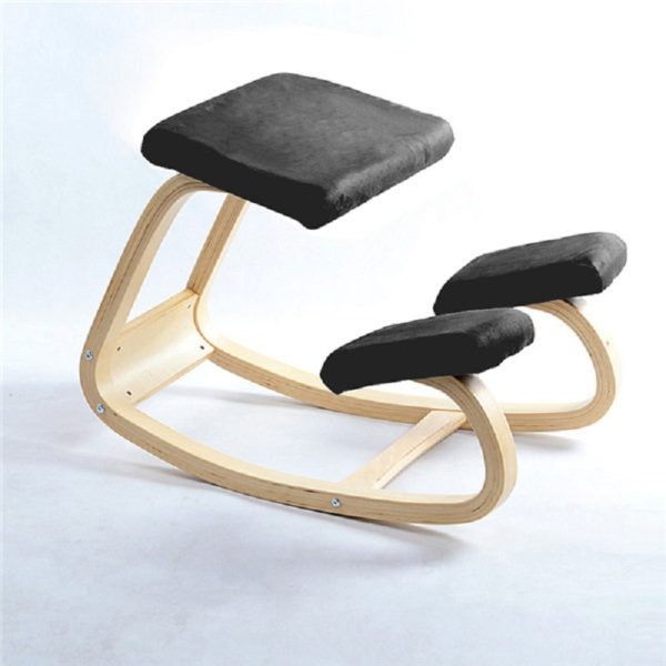 Siège ergonomique assis à genoux. Il est de couleur noire et est placé au centre d'un fond banc.
