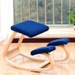 Chaise à genoux ergonomique bleue en bois