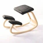 Chaise à genoux ergonomique noire en bois