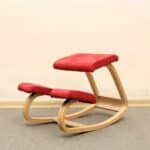 Chaise à genoux ergonomique rouge en bois