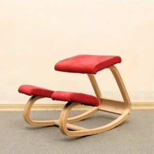 Chaise à genoux ergonomique rouge en bois