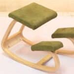 Chaise à genoux ergonomique verte en bois