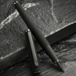 Stylo à plume ergonomique noir en métal