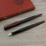 Stylo à plume ergonomique noir et rouge