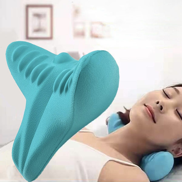 Coussin ergonomique pour cervicale bleu en relief pour point d'acuponcture. Le coussin est en gros plan devant une femme qui l'utilis