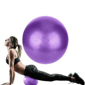 Une femme allongée sur une petite boule bleue et sur elle une grosse boule violette.