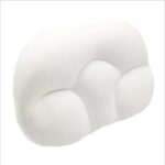 Coussin ergonomique blanc, avec des formes spéciales sur les côtés, au centre pour la tête et le coup. Sur fond blanc.