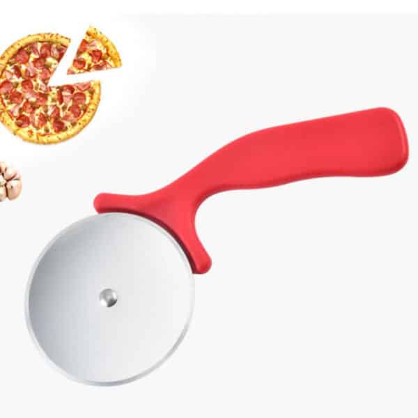 Coupe Pizza Ergonomique en Acier Inoxydable et Plastique sur fond blanc avec une pizza en haut à gauche