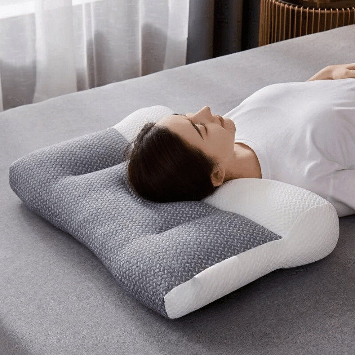 Oreiller Anti Ronflement Ergonomique en Polyester avec une personne allongée sur l'oreiller sur fond gris