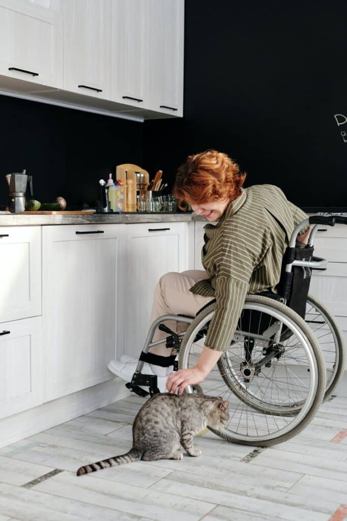 Les 7 objets du quotidien indispensables pour améliorer l'ergonomie des personnes handicapées Bureautique, Chambre pexels marcus aurelius 4064423