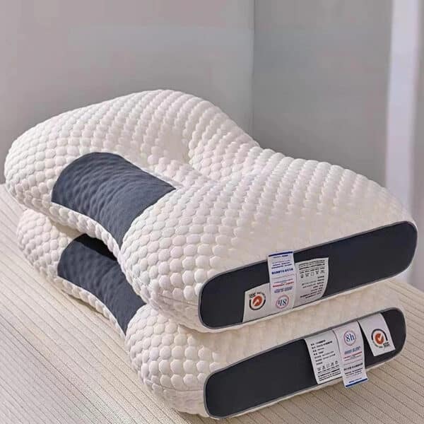 Oreiller Anti Ronflement Ergonomique Doux et Confortable sur un autre oreiller sur fond gris
