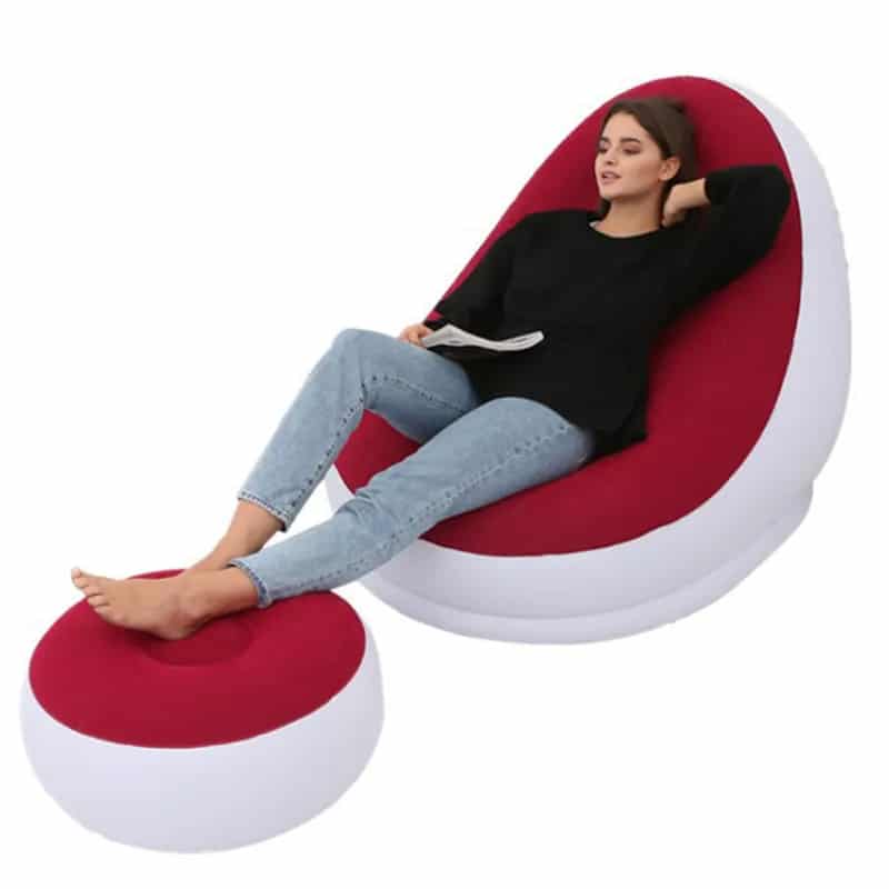 Repose Pied Ergonomique Rond Gonflable et Pliable avec une femme dessus sur fond blanc