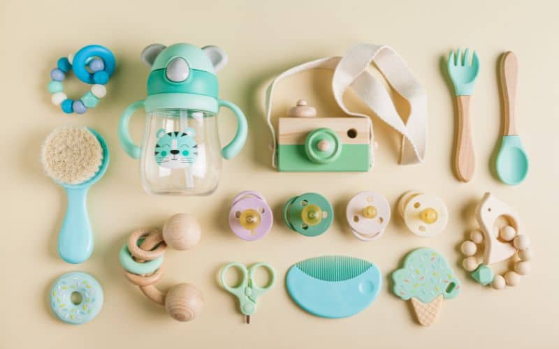 Lot d'objets ergonomiques pour bébés et enfants.