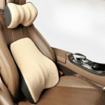 Coussin Ergonomique Dos et Tête pour Voiture en Fibre Synthétique à Mémoire de Forme installé dans une voiture avec un intérieur cuir marron sur fond gris