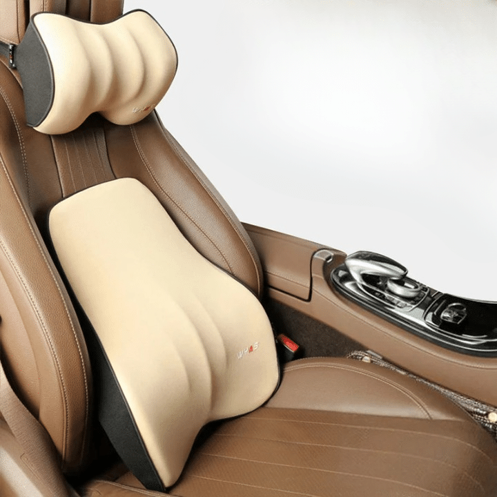 Coussin Ergonomique Dos et Tête pour Voiture en Fibre Synthétique à Mémoire de Forme installé dans une voiture avec un intérieur cuir marron sur fond gris