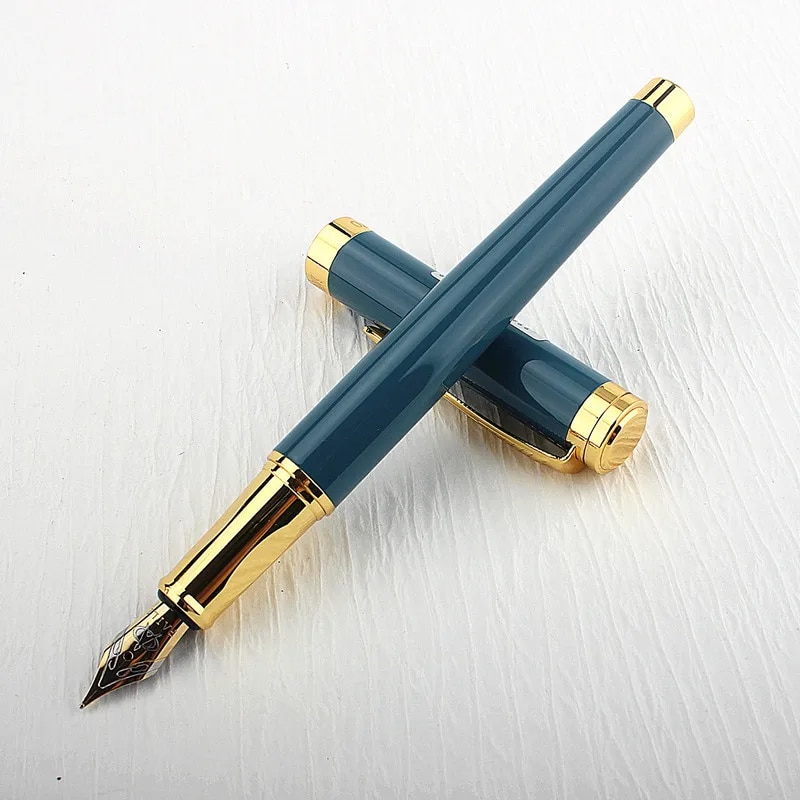 Stylo Ergonomique à Plume pour la Calligraphie en Métal sur fond gris