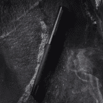 Stylo Ergonomique à Plume Haut de Gamme en Titane posé sur une pierre noire
