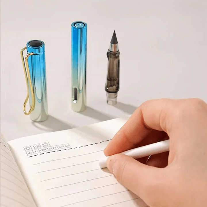 Stylo Ergonomique Style Crayon à Papier Éternel posé en trois parties sur une table avec la main d'une personne en train de gommer dans un cahier