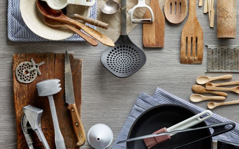 Photo prise d'en haut, on voit pleins d'ustensiles ergonomiques de cuisine différents.