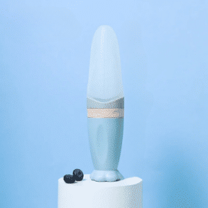 Cuillère Ergonomique Bébé de Style Biberon en Silicone sur fond bleu