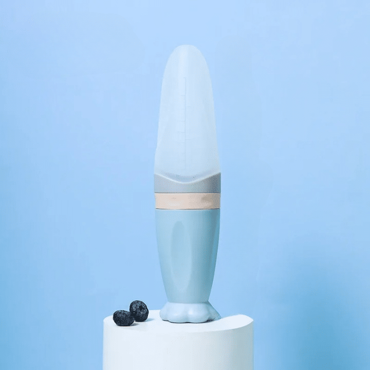 Cuillère Ergonomique Bébé de Style Biberon en Silicone sur fond bleu