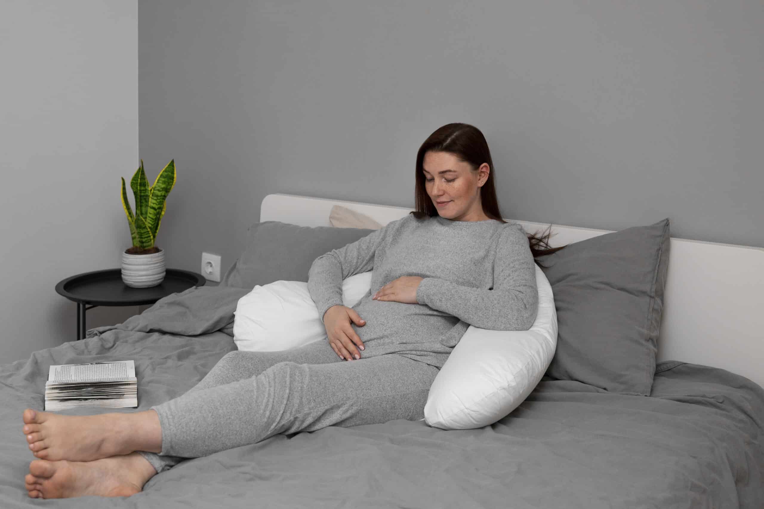 Accueil full shot pregnant woman sitting home scaled